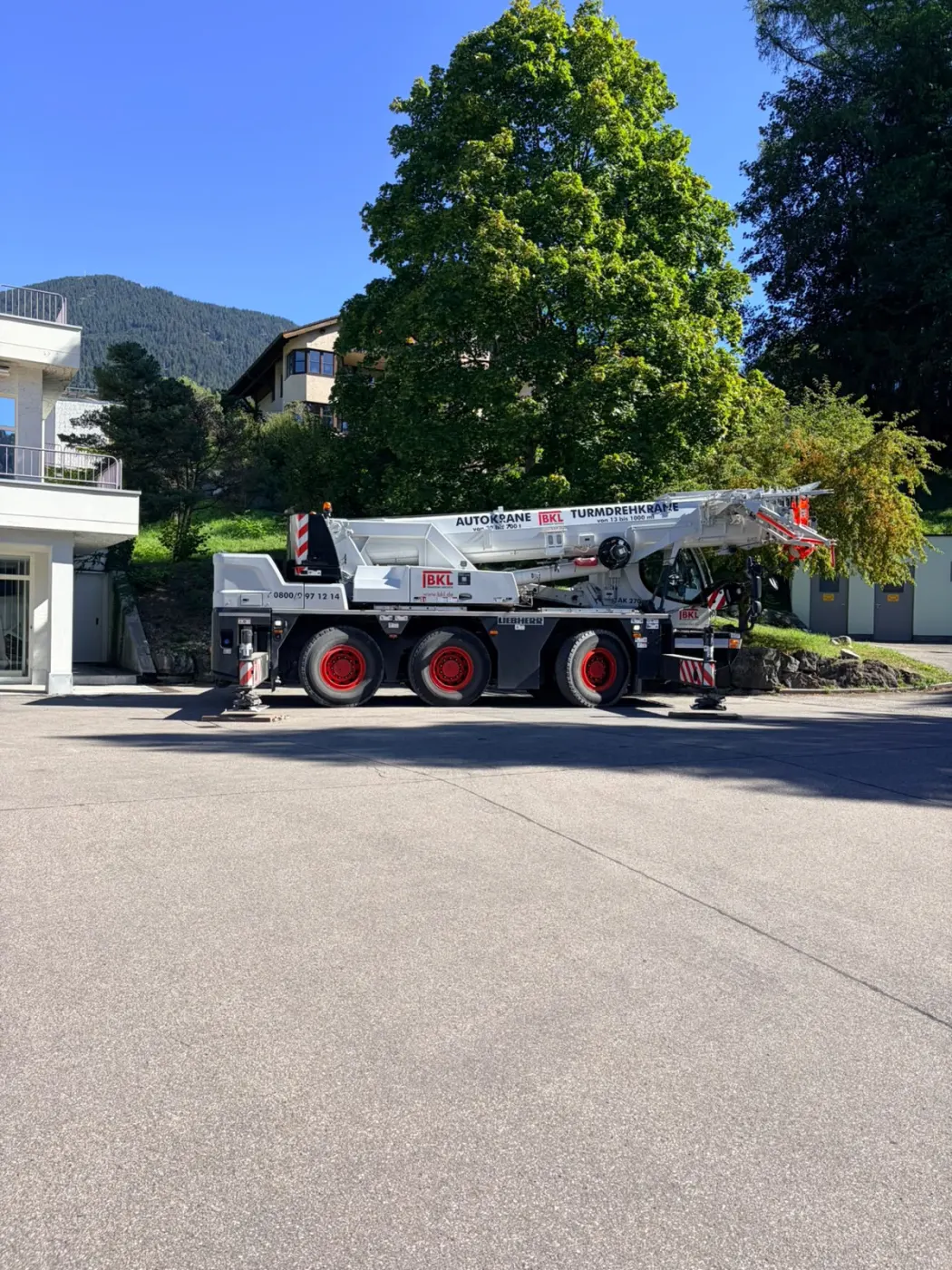 Autokran vor dem Dorint Sporthotel