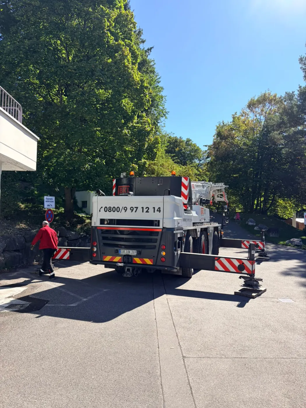 Autokran auf der Zufahrt des Sporthotels